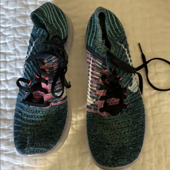 Nike shoes - Picture 1 of 2